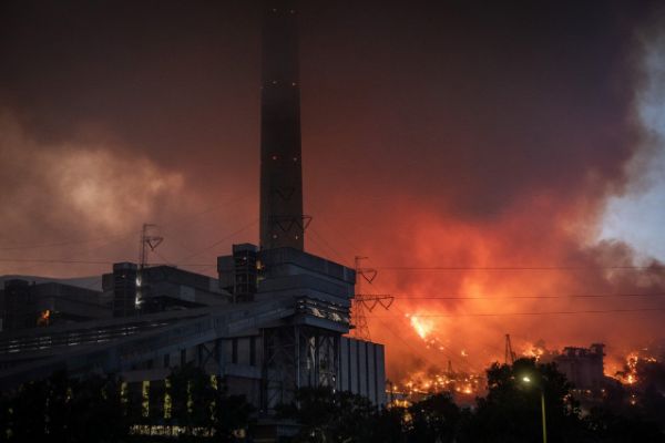 U Grčkoj bukte zastrašujući požari koji ugrožavaju čitavu državu
