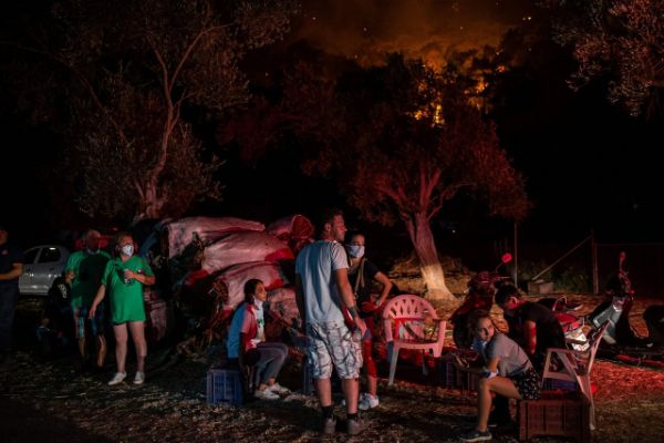 U Grčkoj bukte zastrašujući požari koji ugrožavaju čitavu državu