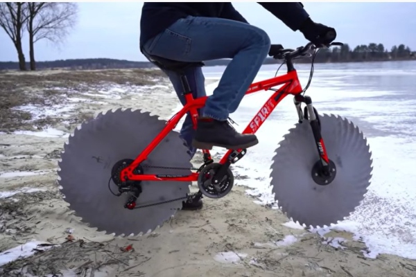 Inžinjer koji je zamenio točkove bicikle cirkularnim testerama