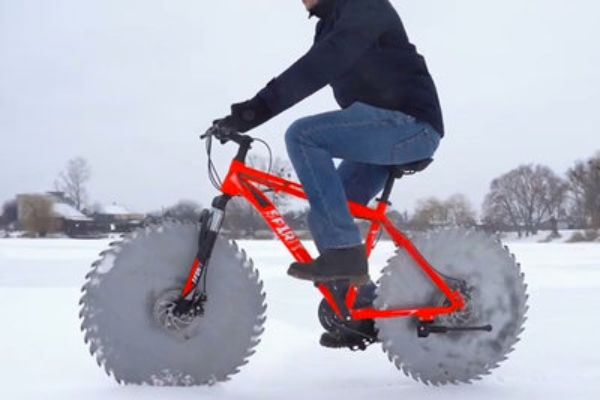 Inžinjer koji je zamenio točkove bicikle cirkularnim testerama