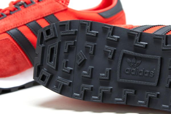 Moćno crveno izdanje Adidas Originals Racing 1 patika