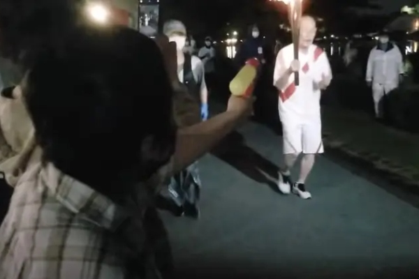 Žena u Japanu pištoljem na vodu pokušala da ugasi Olimpijski plamen