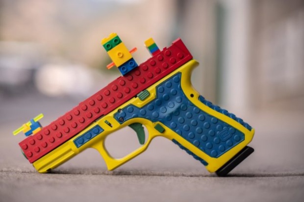 americkoj-kompaniji-zabranjeno-da-prodaje-glok-pistolje-kamuflirane-u-lego-igracke