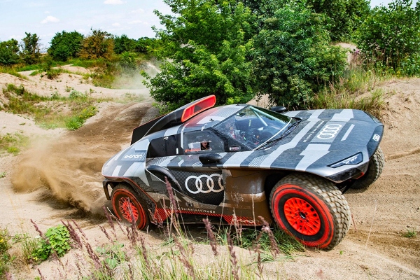 Audi predstavlja svoju novu besnu mašinu kreiranu posebno za Dakar reli