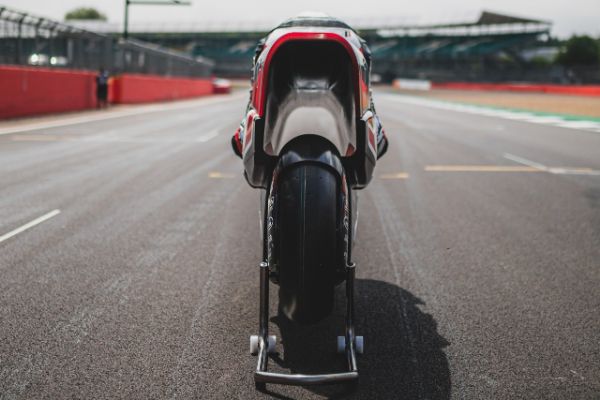britanski-motocikl-napada-svetski-brzinski-rekord-elektricnih-modela