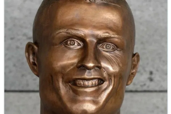 Urnebesna Ronaldova statua dobila je dvojnika u Škotskoj