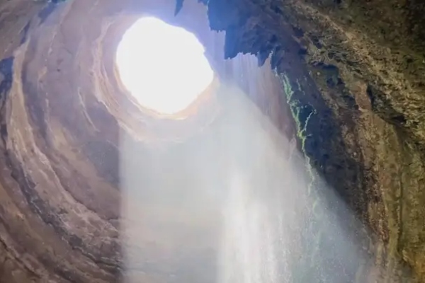Drevna pećina geolozima otkrila predivne i zastrašujuće stvari