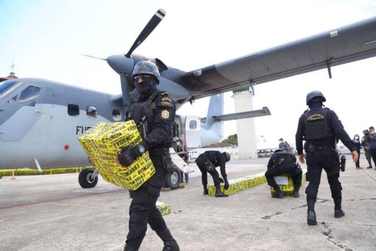 Gvatemala prizemljila avion sa paketima namenjenim meksičkom kartelu