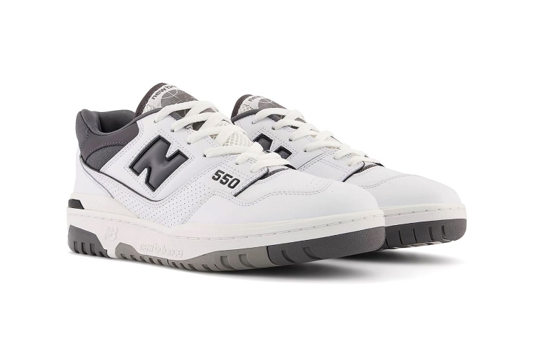 Popularna New Balance 550 linija stiže u novoj sivo/beloj kombinaciji