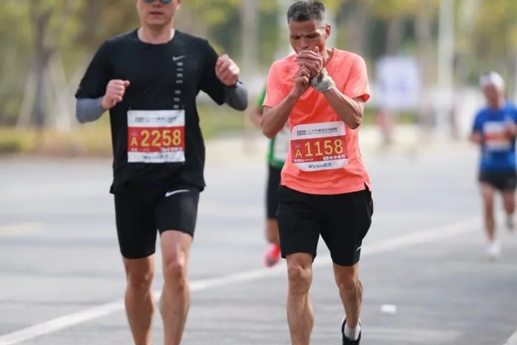 kineski-maratonac-cigarete-1