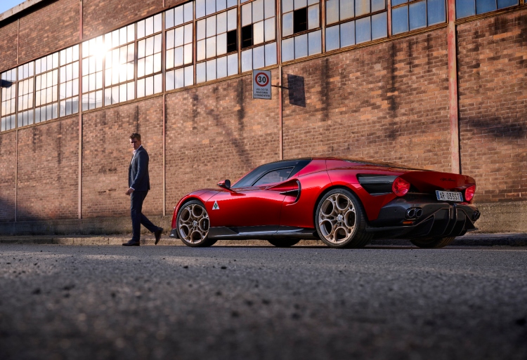 alfa-romeo-33-stradale-11