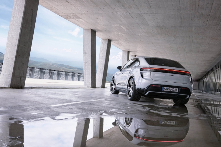 macan-postavlja-nove-standarde-prvi-potpuno-elektricni-suv-porsche-brenda-10