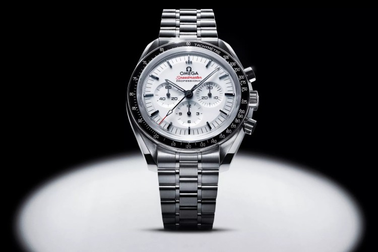 omega-speedmaster-moonwatch-sa-lakiranim-belim-brojcanikom-1