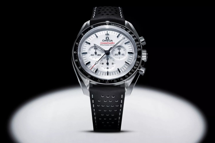 omega-speedmaster-moonwatch-sa-lakiranim-belim-brojcanikom-2