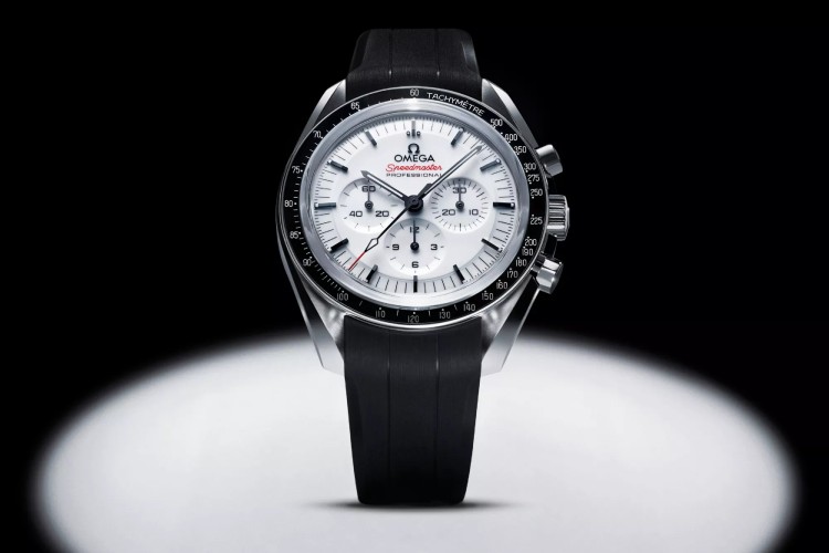 omega-speedmaster-moonwatch-sa-lakiranim-belim-brojcanikom-3