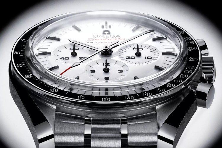 omega-speedmaster-moonwatch-sa-lakiranim-belim-brojcanikom-4