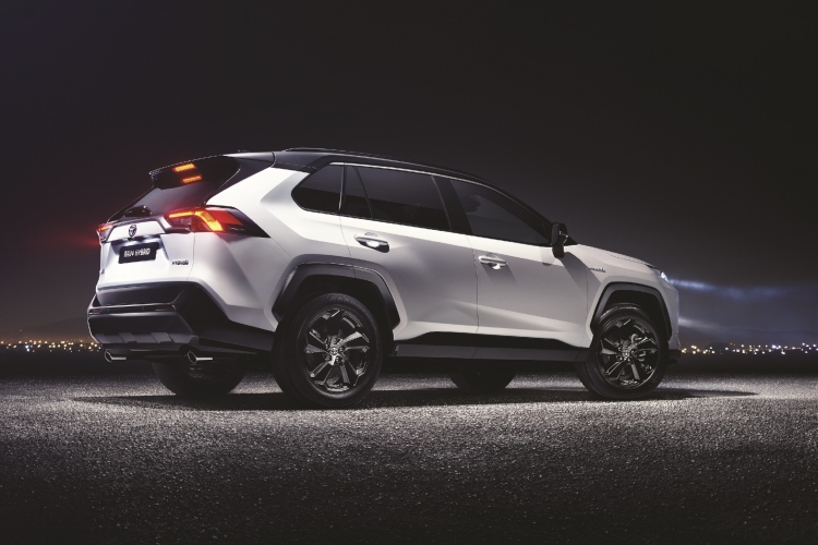 toyota-rav4-u-nikad-atraktivnijoj-ponudi-pola-plati-sada-pola-na-rate-bez-kamate-2