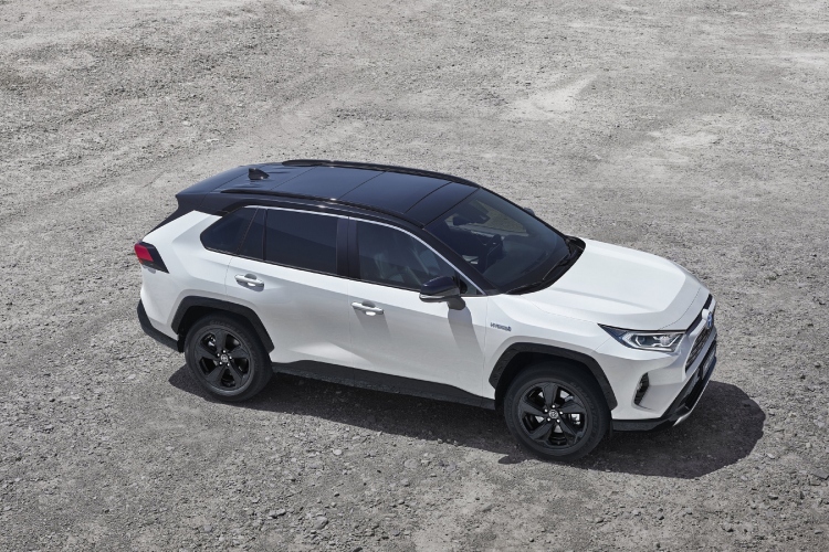 toyota-rav4-u-nikad-atraktivnijoj-ponudi-pola-plati-sada-pola-na-rate-bez-kamate-3