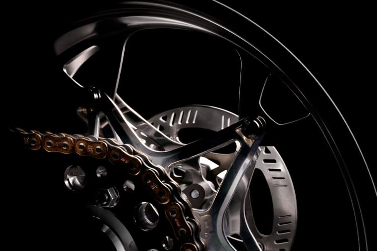 kada-satovi-sretnu-brzinu-richard-mille-i-brough-superior-predstavili-rmb-01-motociklrichard-mille-i-brough-superior-udruzili-su-snage-kako-bi-predstavili-ekskluzivni-motocikl-rmb-01-futuris-8