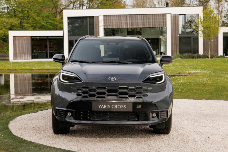 toyota-yaris-cross-2026-restajling-hibridni-suv-gr-sport-dizajn-prednji-deo-auto-industrija-3
