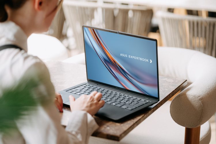 asus-expertbook-ultra-poslovni-laptop-intel-core-ultra-3k-oled-ai-tehnologija-premium-poslovna-tehno-13