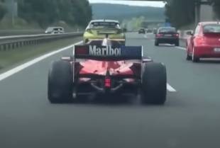 Čovek u Češkoj izašao sa Ferrari Formula 2 bolidom na lokalni autoput