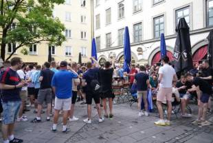 Engleski navijači uhapšeni zbog nacističkih pozdrava i uriniranja na ulicama Minhena