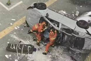Dvoje ljudi poginulo kada je električni automobil izleteo sa trećeg sprata u Kini