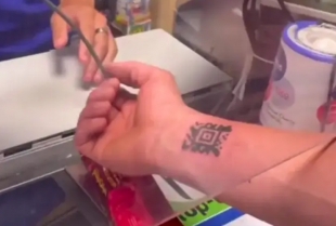 Čovek u Nemačkoj ugradio implant za plaćanje kako ne bi šetao kartice okolo