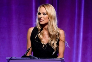 Pamela Anderson objasnila muškarcima kako da uzbude devojke