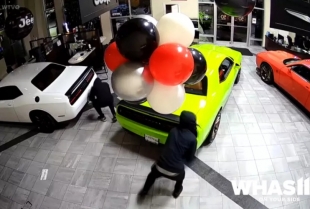 Šest moćnih SRT Hellcat automobila nestalo iz salona za četrdeset sekundi
