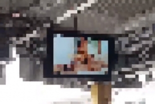 Na jednoj železničkoj stanici u Indiji putnike na reklamnim ekranima dočekao porno film
