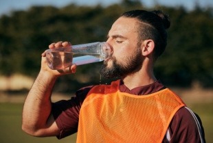 Evo zbog čega treba da pijete vodu dok trenirate