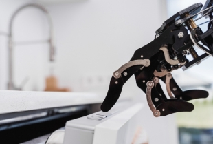Robotska ruka kontrolisana umom dobija čulo dodira