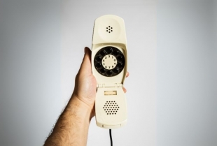 Mogu li “glupi” telefoni i bekstvo sa mreža izlečiti moderne muke savremenog muškarca?