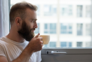 Da li te kafa goji? Samo ako je piješ kao da si u poslastičarnici