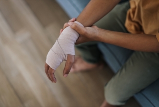Nikad nisi slomio kost? Možda te štiti Svemir lično – ili si samo dosadan