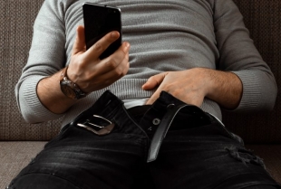 Doktor upozorava: ova “muška navika” može da vam upropasti seks (i nije ono što mislite)