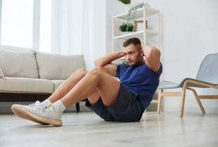 Lik radio 100 trbušnjaka dnevno mesec dana – rezultat će te naterati da legneš na pod