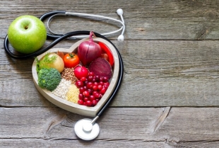 Gastroenterolog upozorio na jabuke iz supermarketa: Da li zaista treba guliti koru pre jela?