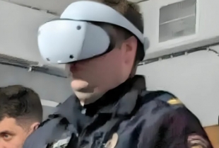 Policajac igra VR dok kolege hapse lika — jer očigledno multitasking postoji