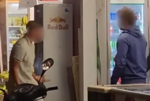 Britanac šutnuo mačku na Mikonosu i odmah dobio šta je zaslužio