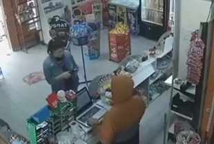 Pljačkao prodavnicu, ali mušterija nije smela da čeka: Lopov je uslužio, naplatio QR kodom i izdao račun